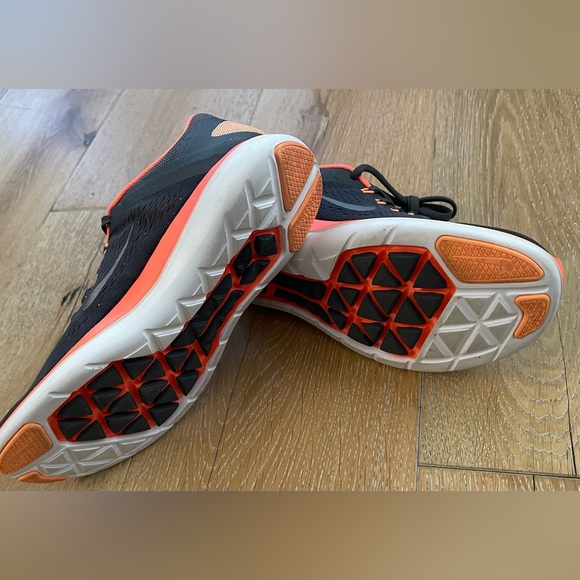 Women’s Nike Athletic Shoes. Excellent Condition! - Picture 6 of 7